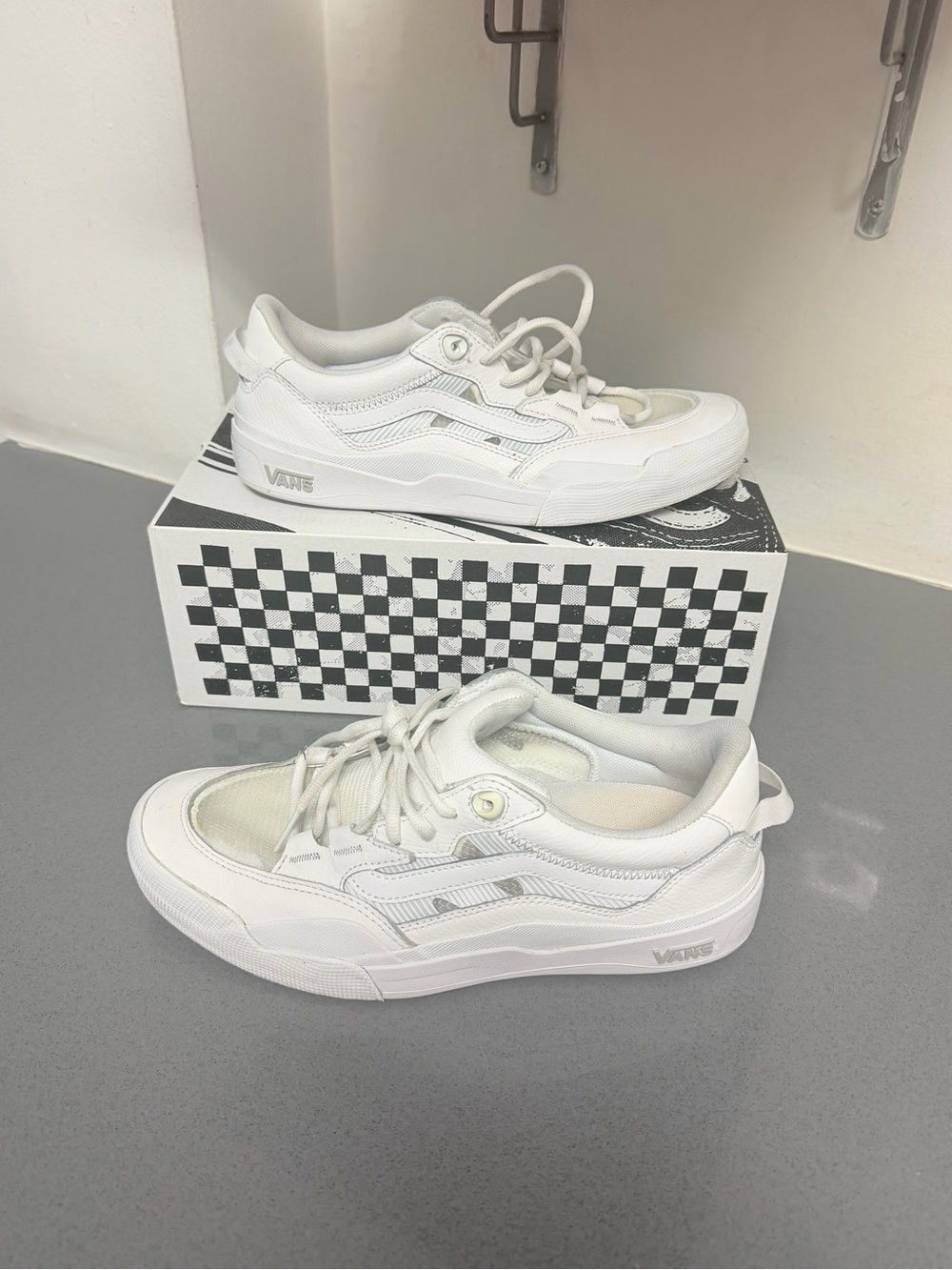 White leather Vans skate 2 Wayvee Low-Top Skate men’s sneakers size 9.5 like new